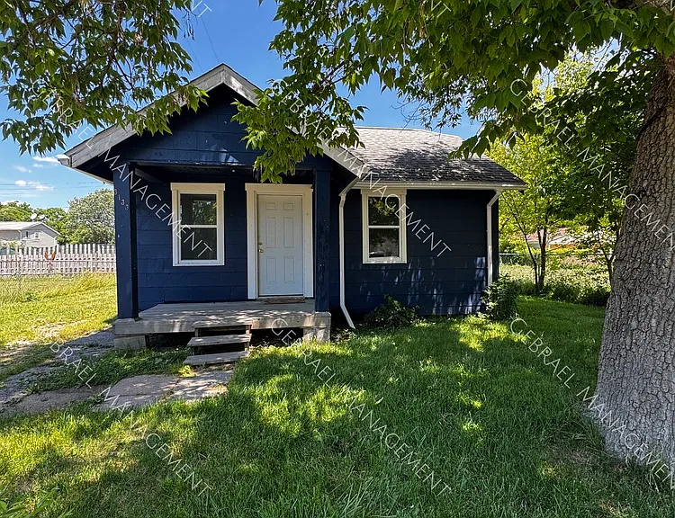 3133 Woodrow Ave — Photo 1