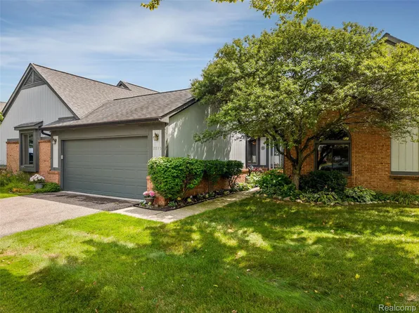 2815 Lochmoor Blvd, Lake Orion, MI 48360