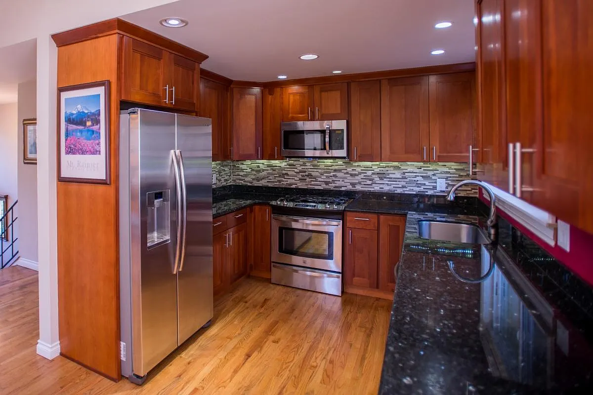4 bed, 2.5 bath, 2410 sqft, $5,100 — Photo 3