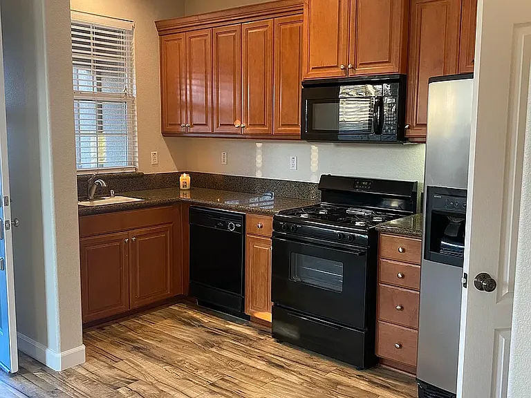 558 W Privado Way — Photo 4
