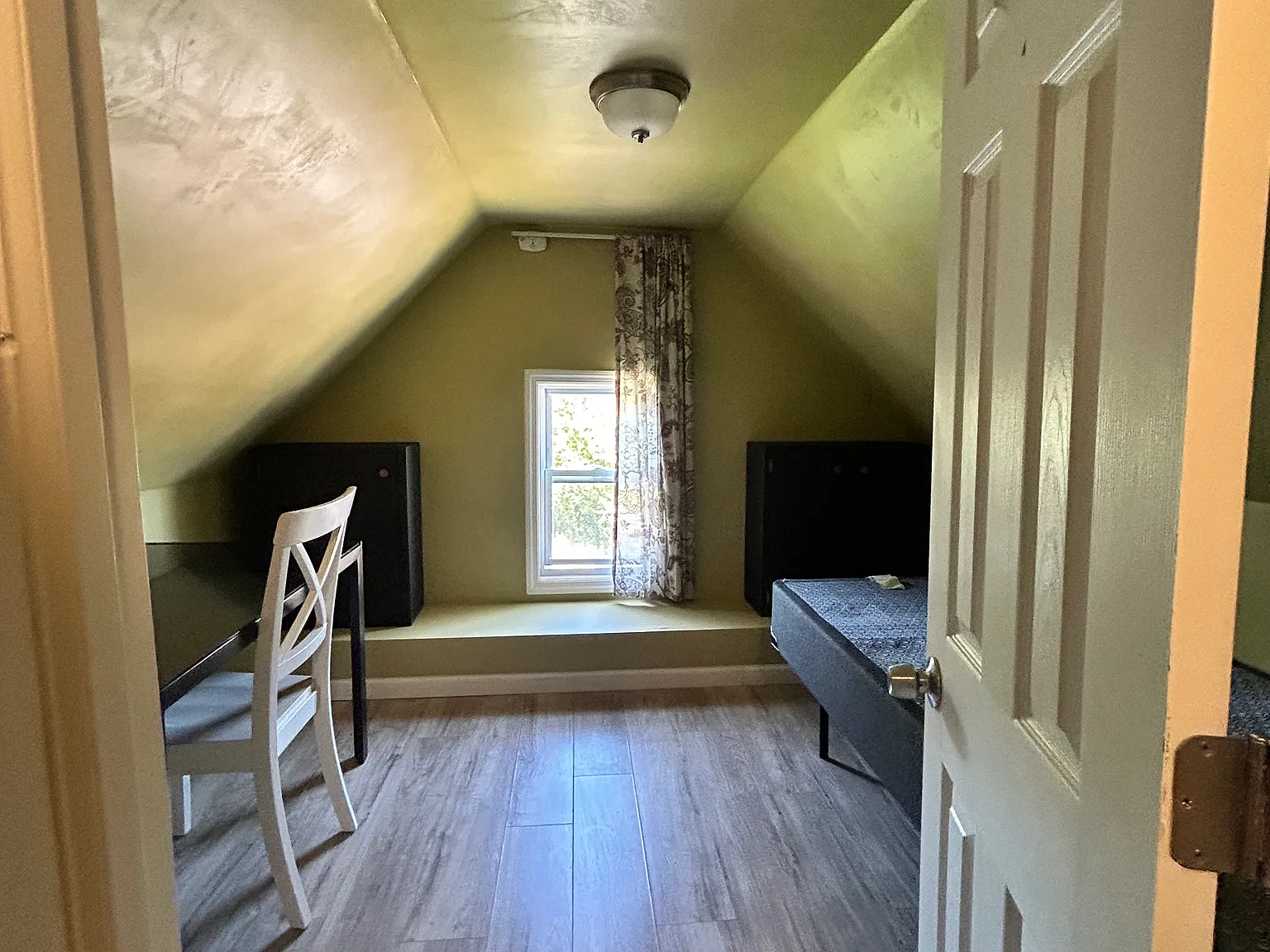 6 bed, 1464 sqft, $1,000 — Photo 2