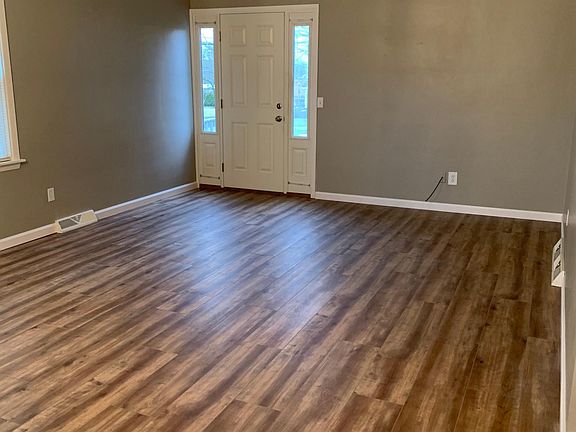 Large living room, looking at front entrance
13.5' x 23'