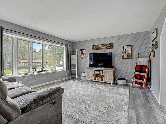 5th image of 518 W Fountain St