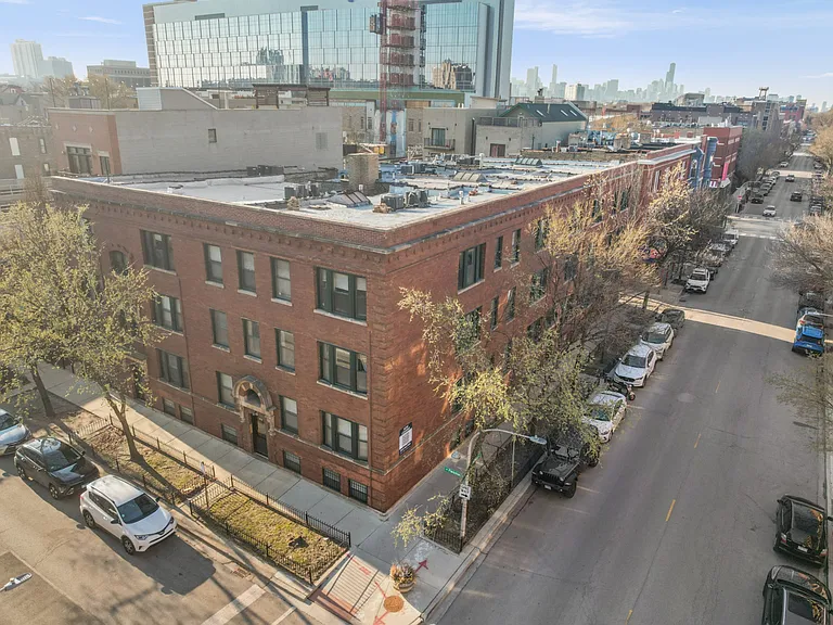 961 W Fletcher St #1 — Photo 4