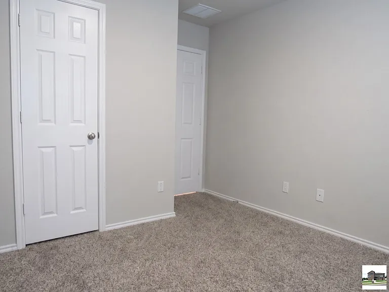 1210 Lindsey Dr — Photo 7