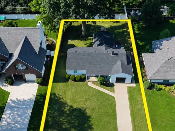 615 Wakeman Ave, Wheaton, IL 60187