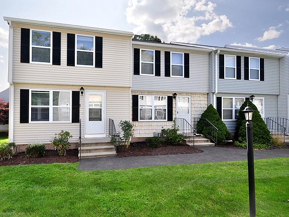 2nd image of 28 Meadowrue Dr Unit 28