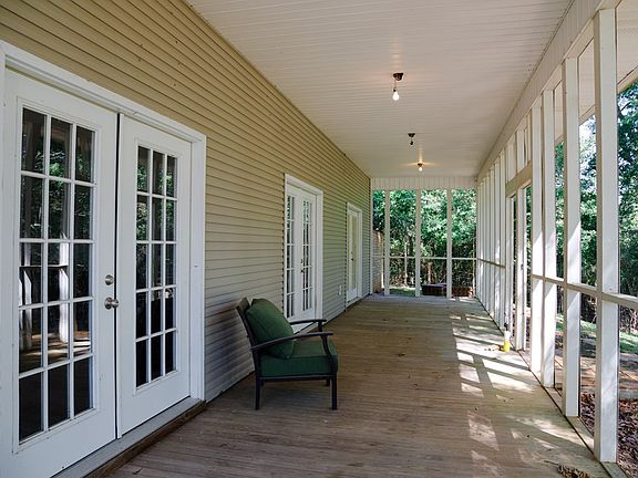 4th image of 368 Lakeside Dr