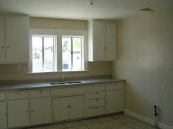 5th image of 910 E Elma St