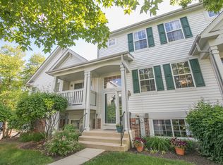 1073 Manchester Cir, Grayslake, IL 60030