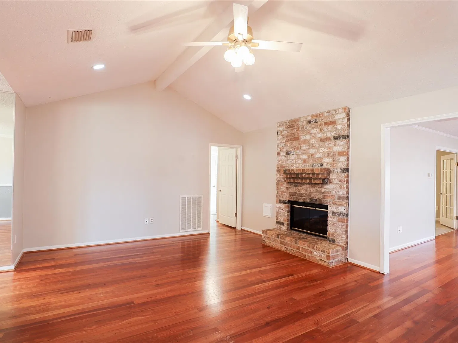 4 bed, 2.0 bath, 2213 sqft, $2,400 — Photo 3