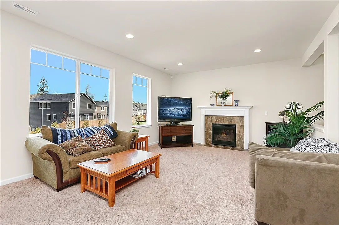 4 bed, 2.5 bath, 2244 sqft, $3,600 — Photo 2