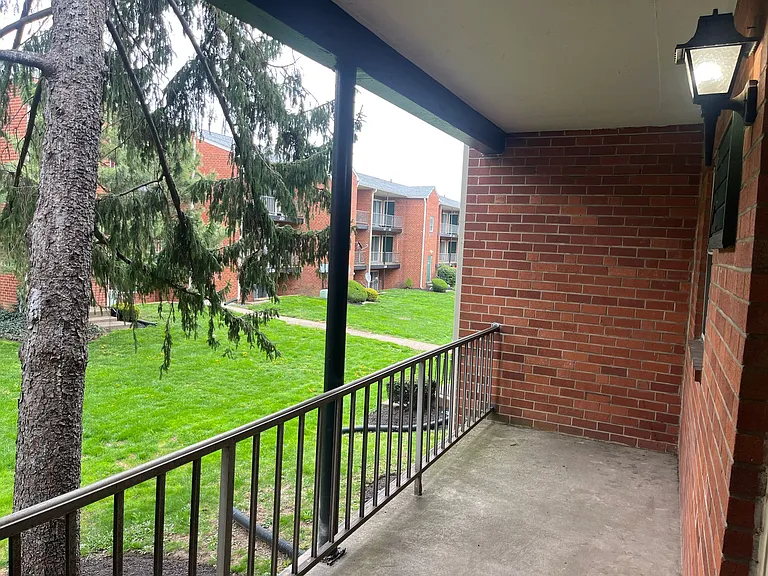 Colonial Point Apartments — Photo 16