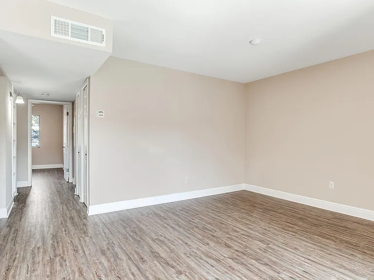 Chateau Apartments — Photo 12