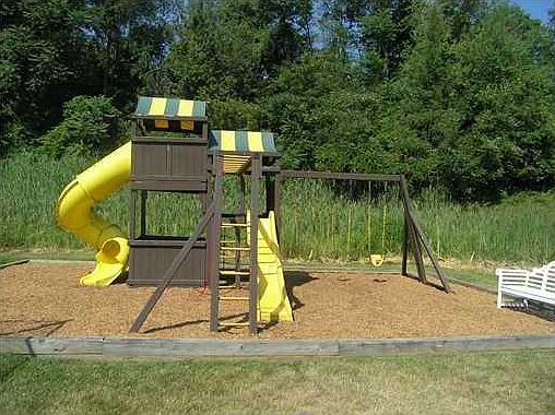 3rd image of 32 Pond Hill Ln