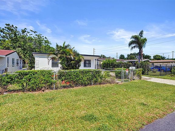 5th image of 733 NW 15th Ter