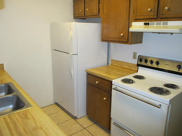 120 Brentwood Ln — Photo 2