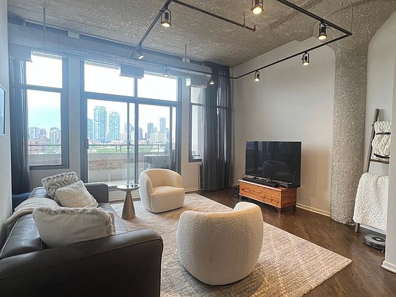 5th image of 900 N Kingsbury St APT 752