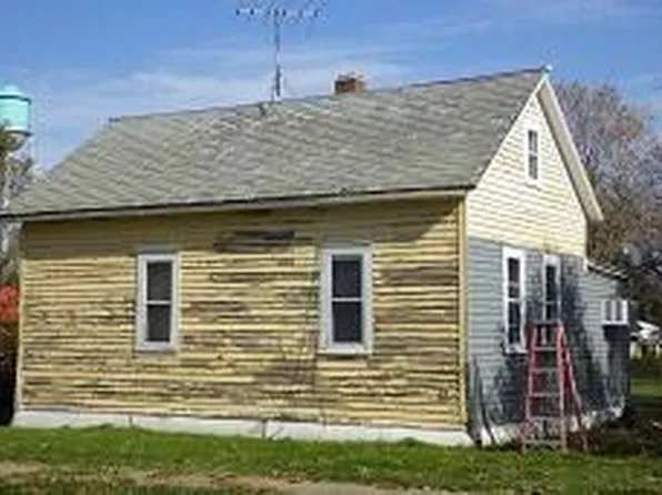 211 3rd St W, Zeeland, ND 58581