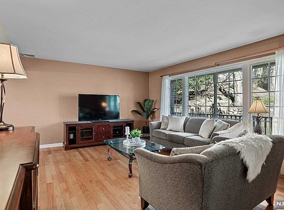 3rd image of 141 Norman Dr