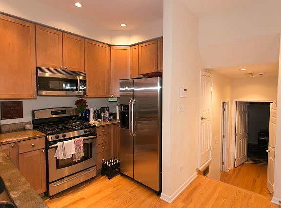 4th image of 421 W Armitage Ave #3