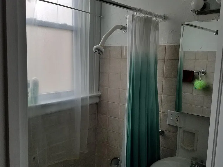 Upstairs Full Bathroom