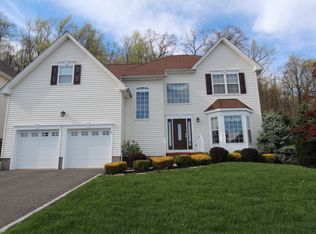 24 Red Bud Ln, Green Brook, NJ 08812