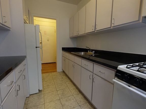 3rd image of 135 Clarkson Ave APT C7