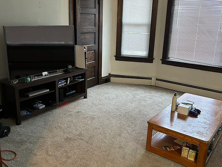 925 1/2 E 6th St #1/2 — Photo 2
