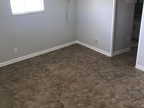 5th image of 405 Southwind Dr APT 7