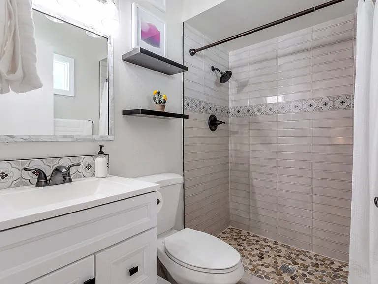 2124 E Hillery Dr — Photo 4