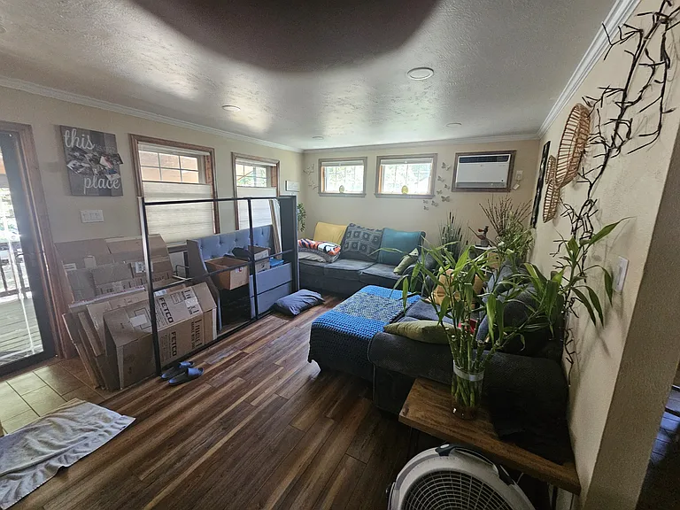 1121 Bennett Ave — Photo 2
