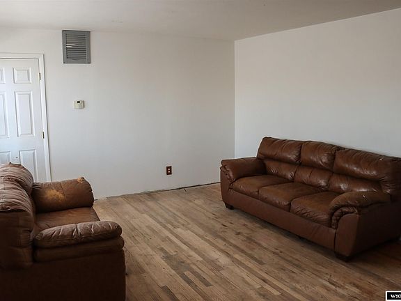 5th image of 402 Elm St