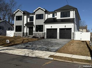 165 Cleenput Ter, Paramus, NJ 07652
