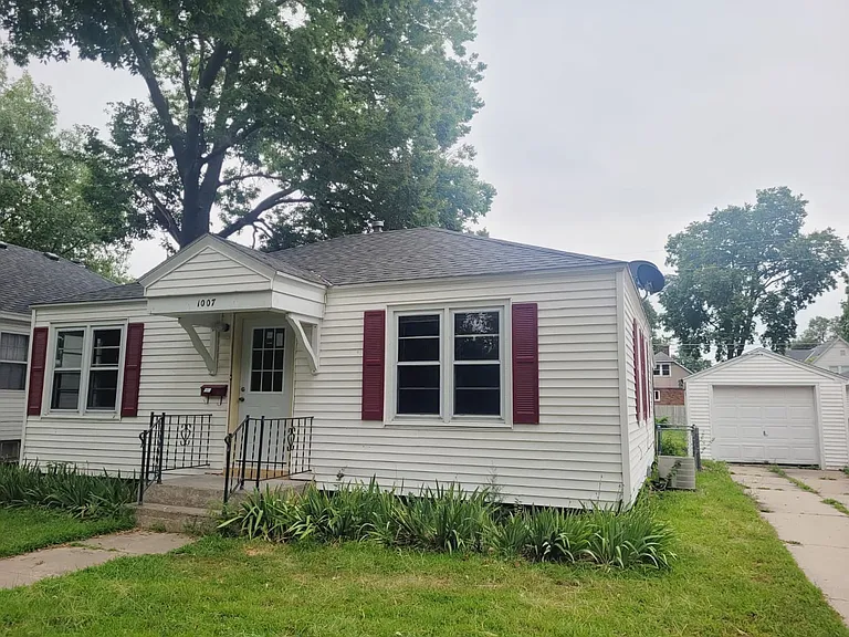 1007 W 7th St — Photo 1