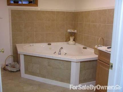 Melt away the cold
						:
						Recessed lights /Tiled Jacuzzi tub/ Stand up shower - Vanity - Vinyl floor
