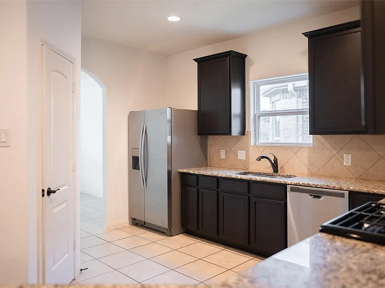 7635 Daisy Port Ln — Photo 3