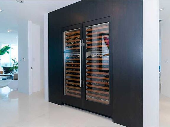5th image of 200 Biscayne Blvd Wy #4701