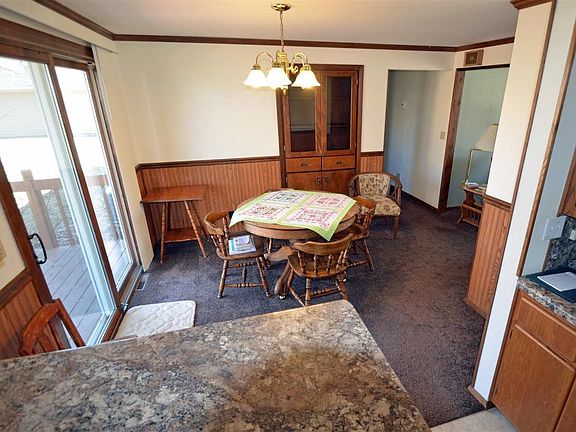 Dinette / Patio Dr.