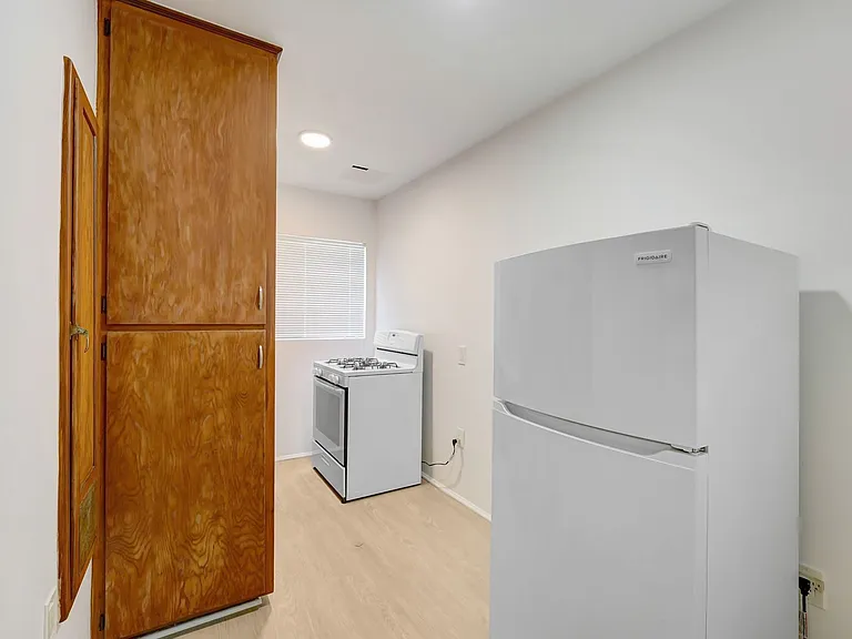 10906 Santa Monica Blvd, prime Westwood! — Photo 9