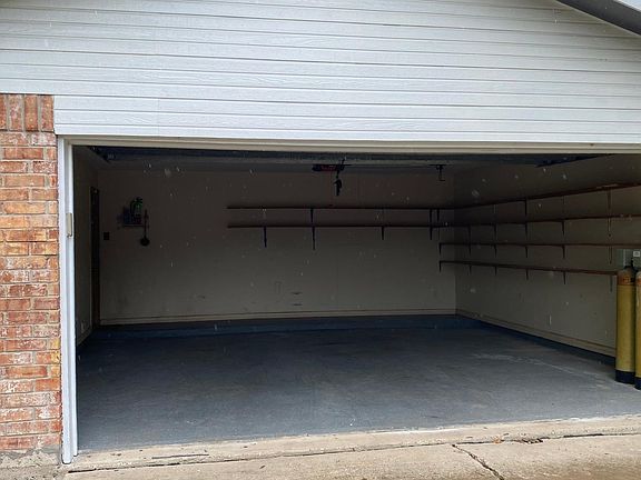 5th image of 4798 Montrose Cir