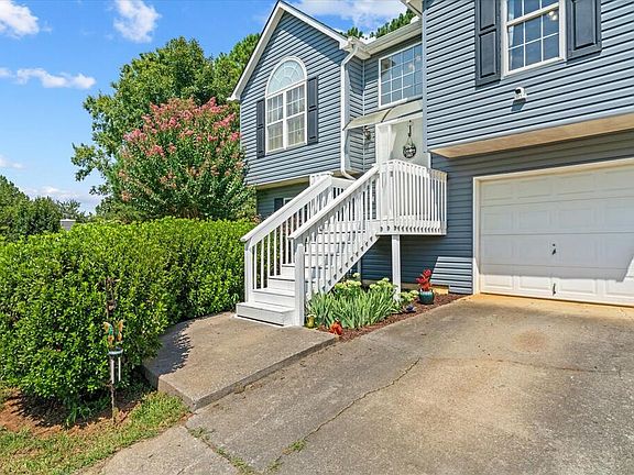 3rd image of 678 Shawn Ln