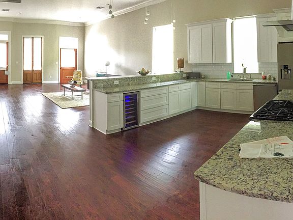 4th image of 914 Montegut St