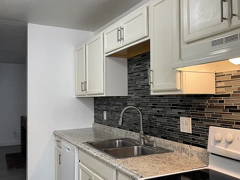 2339 Huntington Green Ct — Photo 4