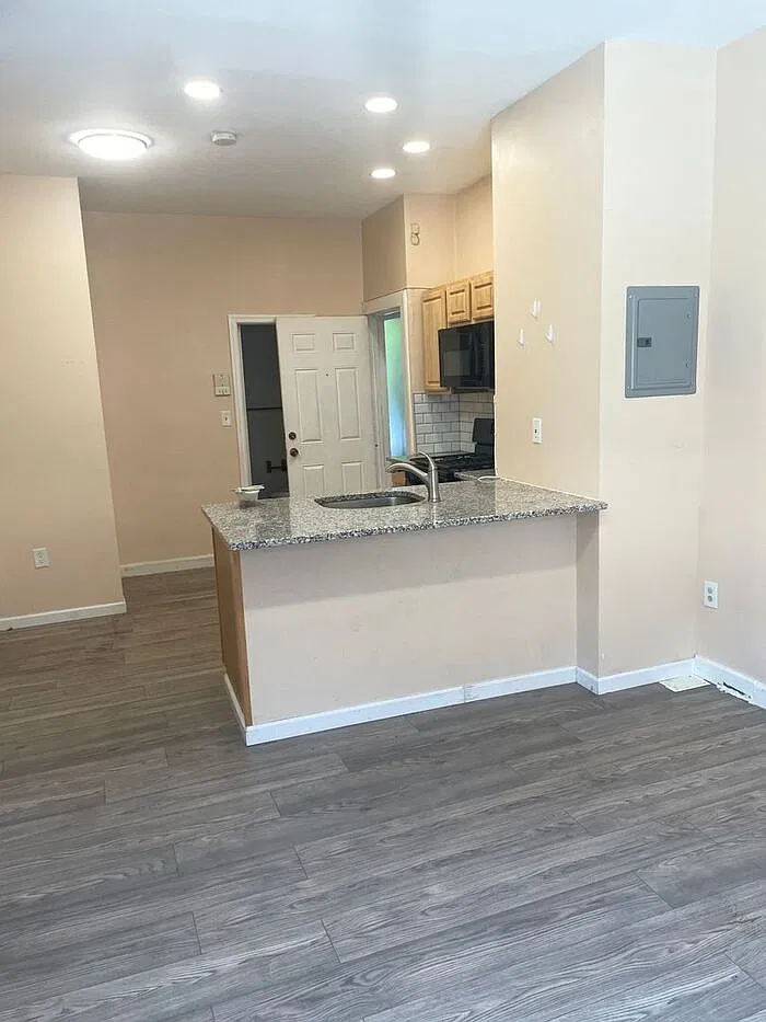 1 bed, 1.0 bath, 550 sqft, $1,449 — Photo 2