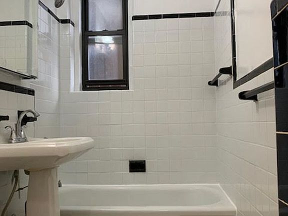 5th image of 212 W 22nd St APT 3L