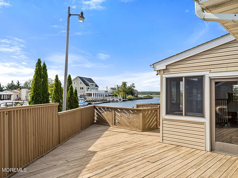 466 E Bay Ave — Photo 30