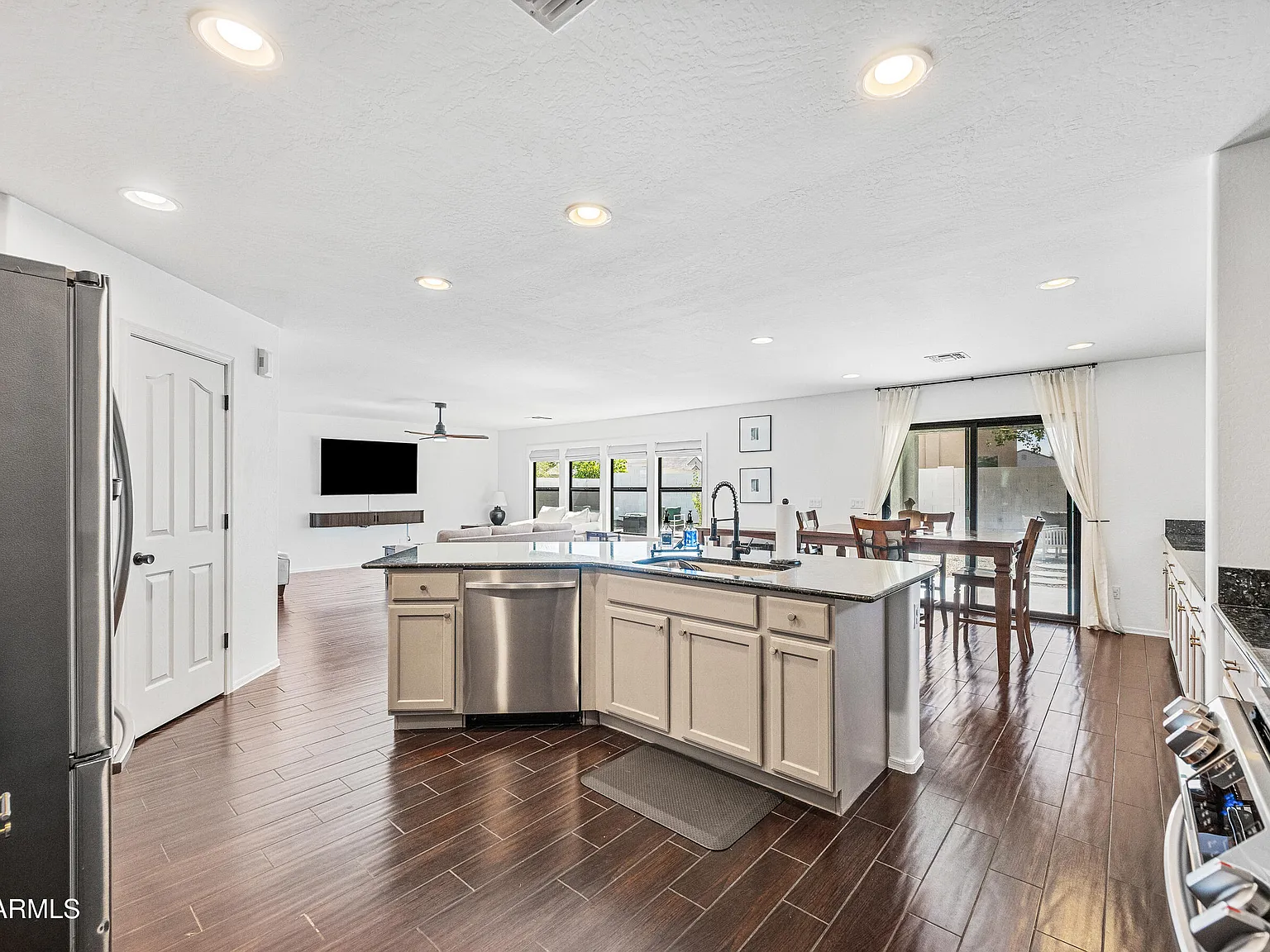 3 bed, 2.5 bath, 2499 sqft, $4,195 — Photo 4