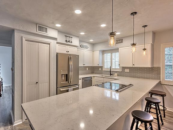 2nd image of 117 N Garfield Ave #110