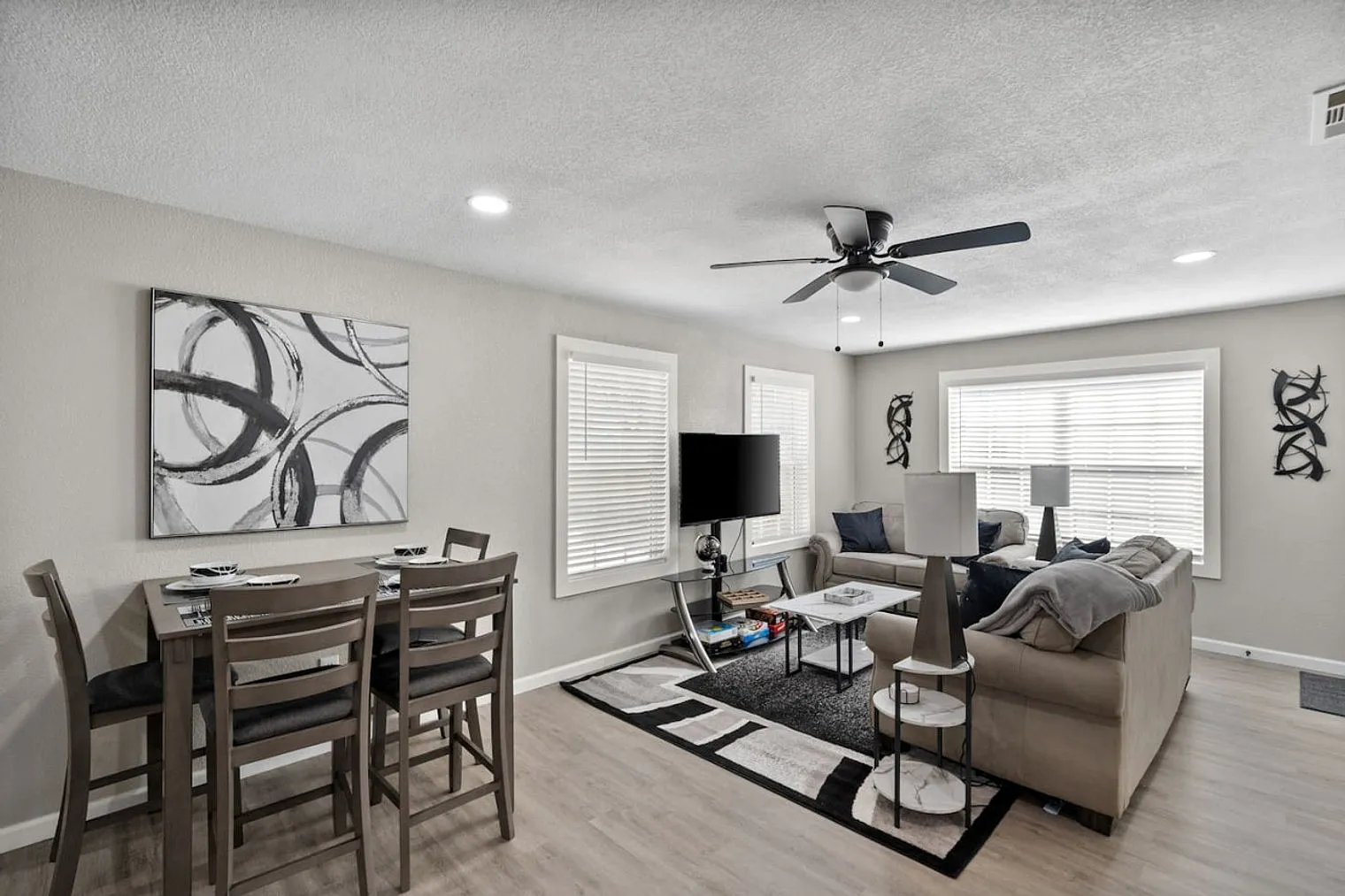 3 bed, 2.0 bath, 1302 sqft, $4,464 — Photo 2